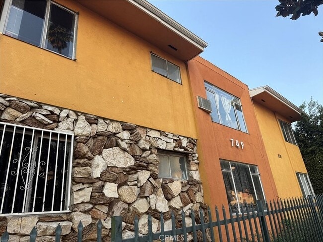 Building Photo - 749 S Berendo St Unit 3