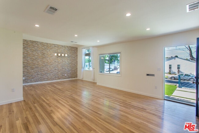 Photo - 5400 W 82nd St