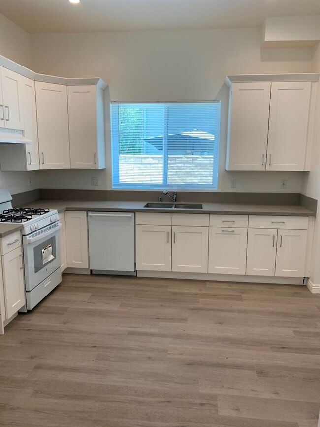 Photo - Upgraded 4+3.5 in Sylmar w/backyard + garage!