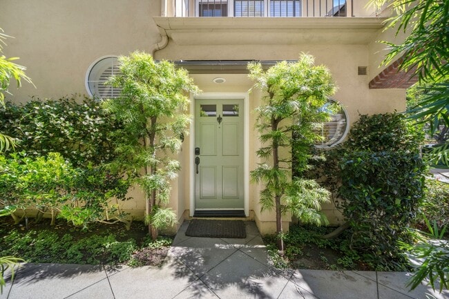 Building Photo - Upgraded 2-Bedroom in Gated Summit Community