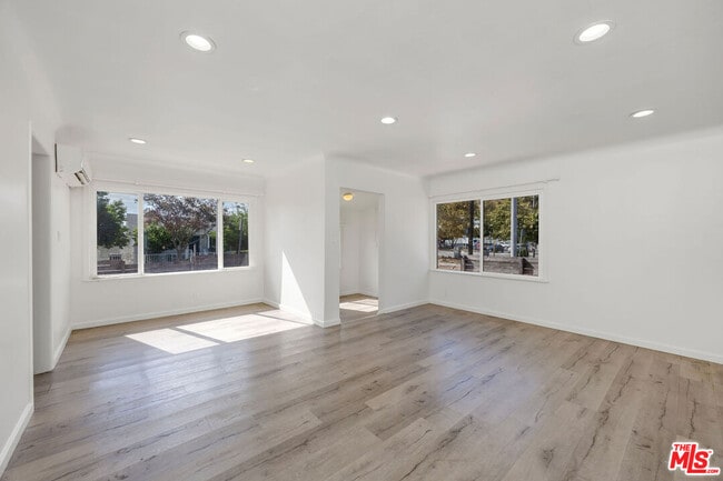 Photo - 2103 Barclay St