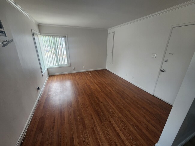 Living room - 1818 W Victory Blvd Unit C