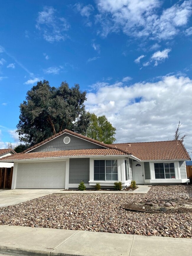 Building Photo - 3 bedroom 2 bath House in San Jacinto - Available now!