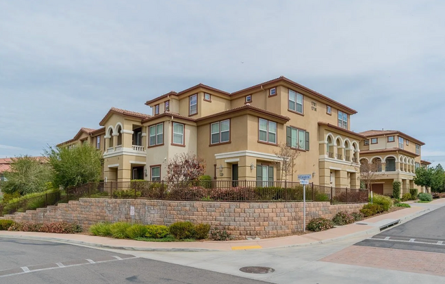 Tri-Level Townhome Located In the Mountain... - Tri-Level Townhome Located In the Mountain...