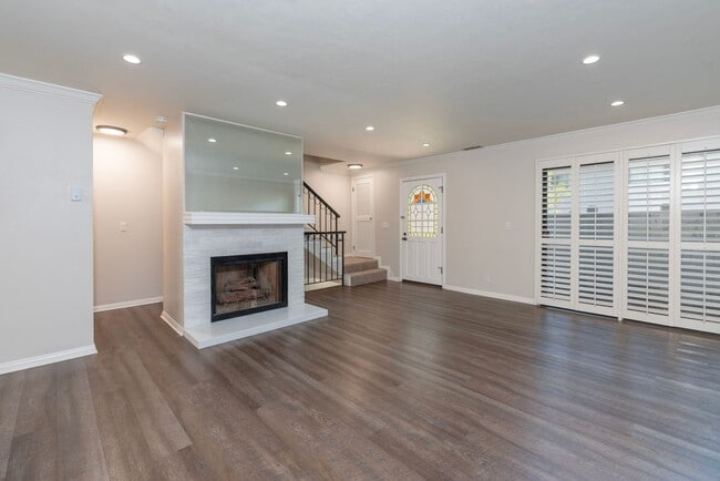 Photo - Updated private 2 bedroom/2.5 townhouse in...