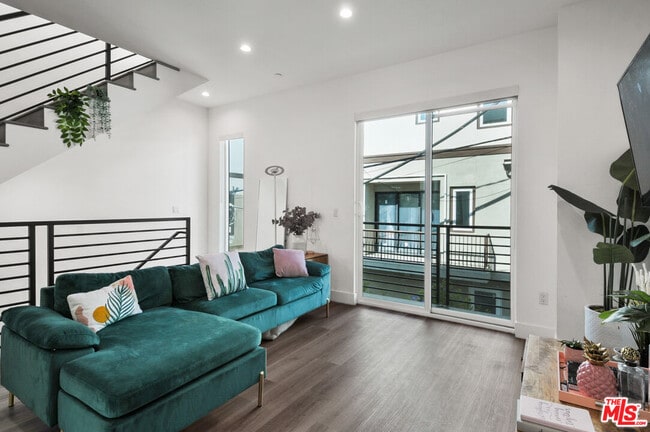 Building Photo - 1255 N Gower St Unit 3/4-3/4 Rental