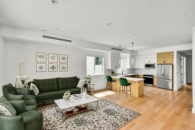 Building Photo - 5022 Cahuenga Blvd Rental