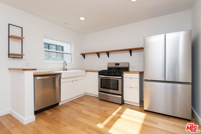 Building Photo - 1341 Burnside Ave Unit 3
