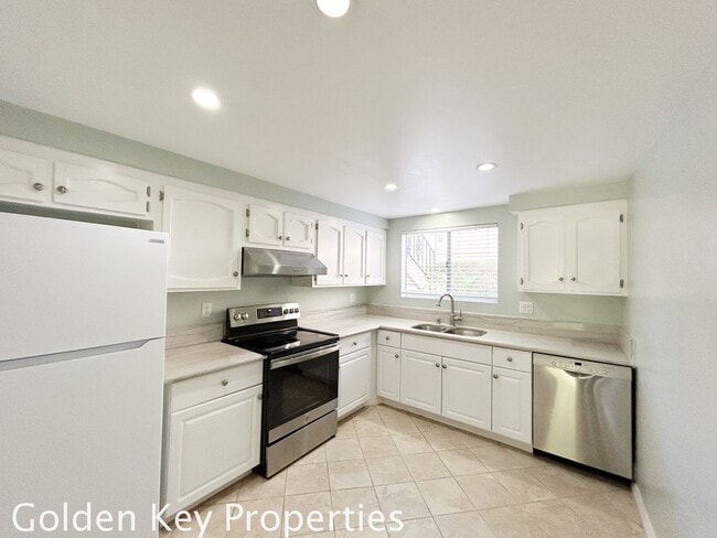 Building Photo - Welcome to this charming 2-bedroom, 2-bathroom downstairs end unit in Alta Mira in Carlsbad!!