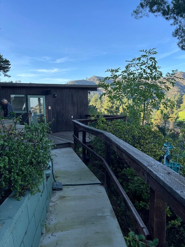 Building Photo - 2650 Glendower Ave Unit LOS FELIZ GUESTHOUSE