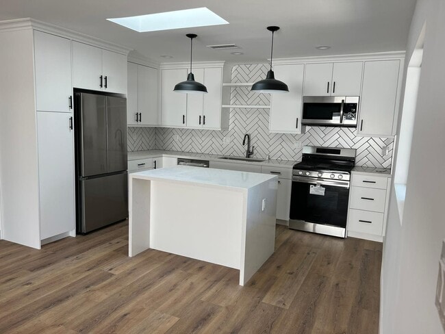 Building Photo - 6901 Variel Ave Rental