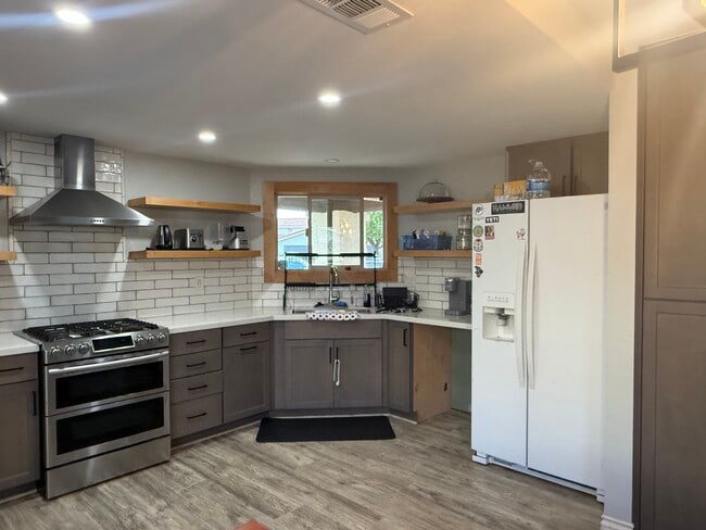 Photo - 305 Chaplin Cir