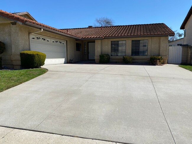 Building Photo - Single story 3 bed, 2 bath Moorpark home with yard