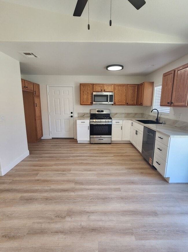 Building Photo - 3 bedroom 2 bathroom close to shops and public transportation