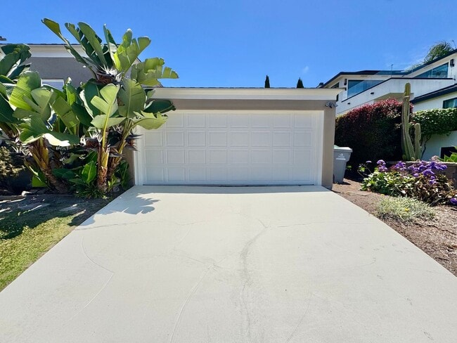 Photo - 3bd/1ba OB Home with OCEAN VIEWS! Hardwood floors, fenced yard, garage, laundry!