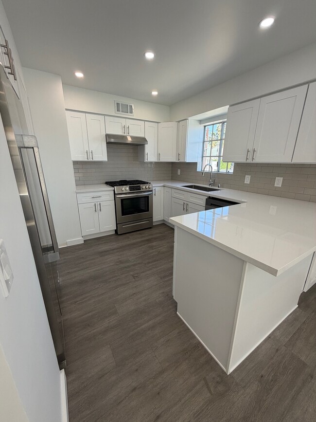 Photo - 800 E June St