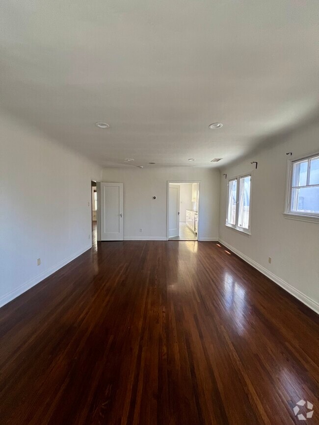 Building Photo - 1152 N Sycamore Ave Unit House
