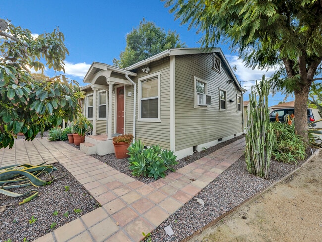 Photo - 2677 Rich St