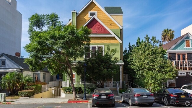 Building Photo - Stunning 4 Level Condo in Little Italy