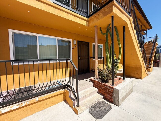 Photo - 4348 - 4352 1/2 McClintock St Unit 4348 1/2