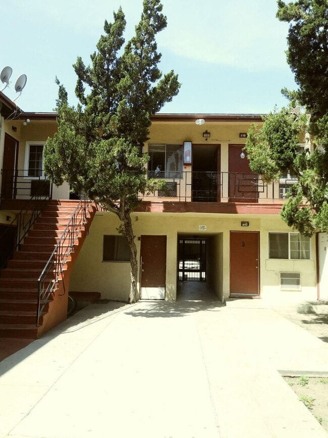 Building Photo - Studio Apartment available in Panorama City Unit Q