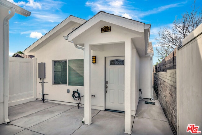 Photo - 10953 Whitegate Ave