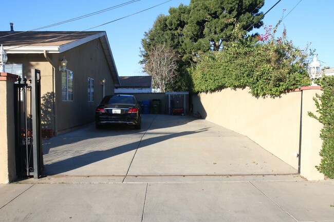 Photo - 12205 Oxnard St Apartment