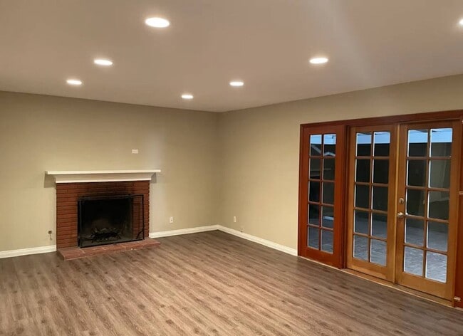 Photo - 22330 Victory Blvd