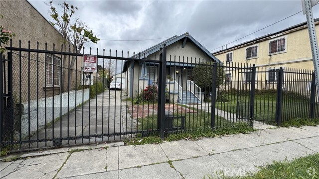 Building Photo - 10621 Wilmington Ave Rental
