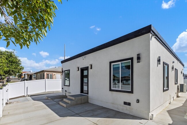 Building Photo - 3909 Marine Vw Ave Unit 1