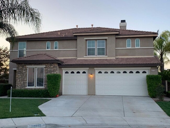 Building Photo - Upgraded 5 Bedroom Home with Spectacular V...