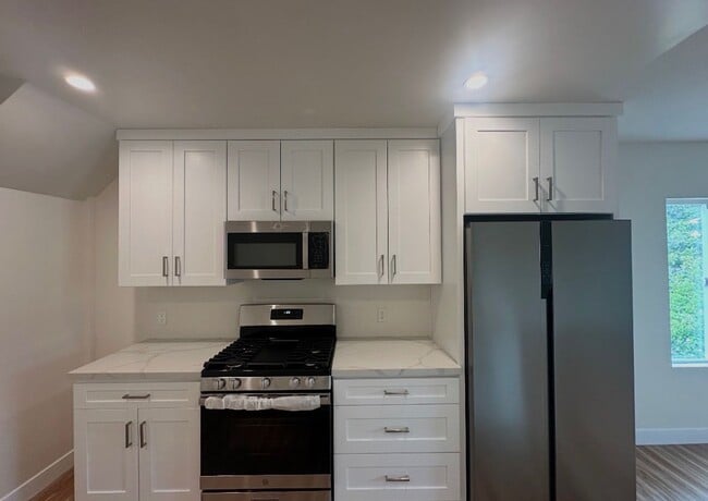 Building Photo - Newly Renovated 2BD/2BA with Garage Unit 586