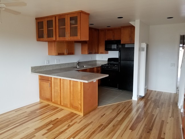 Kitchen - 216 The Cir Condo Unit A