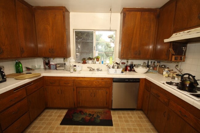 Kitchen facing East - 11061 Missouri Ave Unit 3
