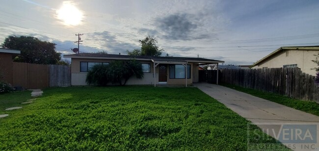 Building Photo - Three Bedroom Home In Santa Maria!