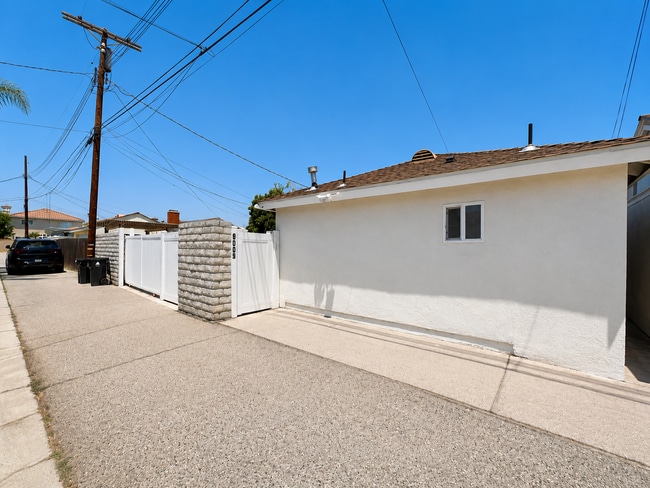 Building Photo - 9009 Monogram Ave