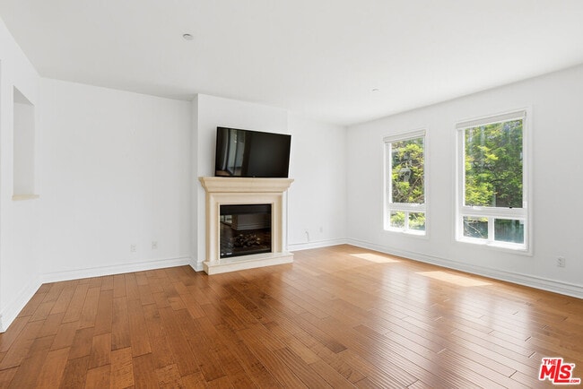 Building Photo - 325 S Arnaz Dr Unit 201