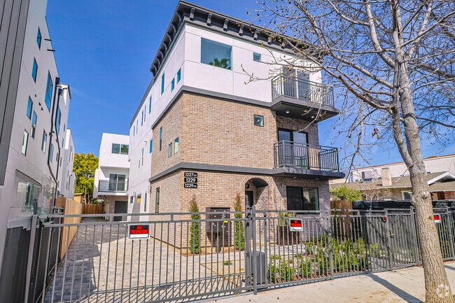 Building Photo - 1227 N June St Rental