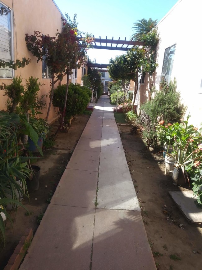 Building Photo - 4247 Burns Ave Unit 4243 1-2 Burns St.