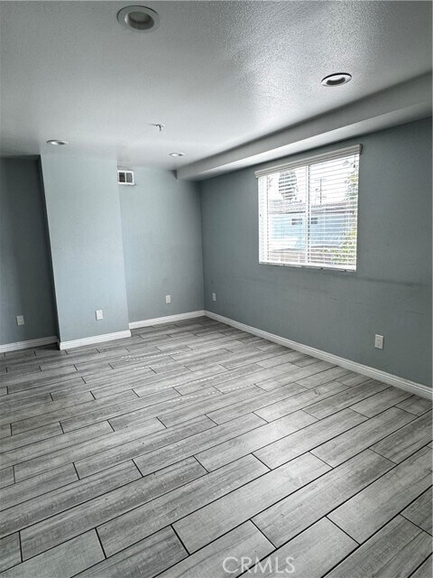 Photo - 433 E 30th St