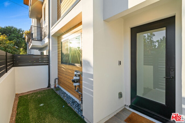 Photo - 5943 Pickford St