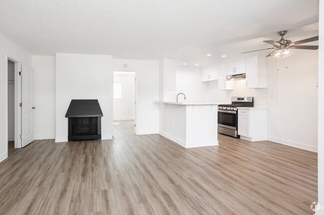 1BR, 1BA - 810SF - Living Room/Dining Room - The Springs