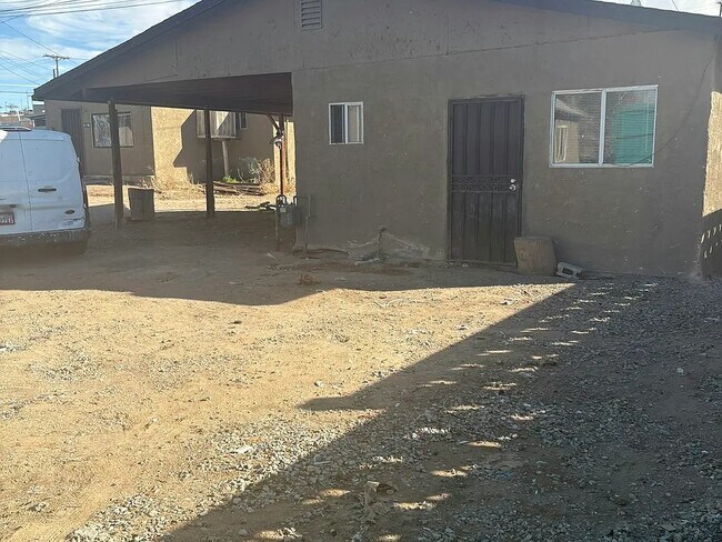 Building Photo - 608 E Buena Vista St