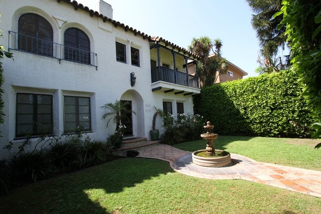 Courtyard - 1437 S Holt Ave Unit 1437 1/2