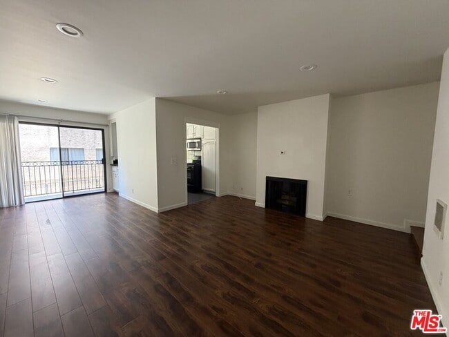 Building Photo - 1337 N Sierra Bonita Ave Unit 204