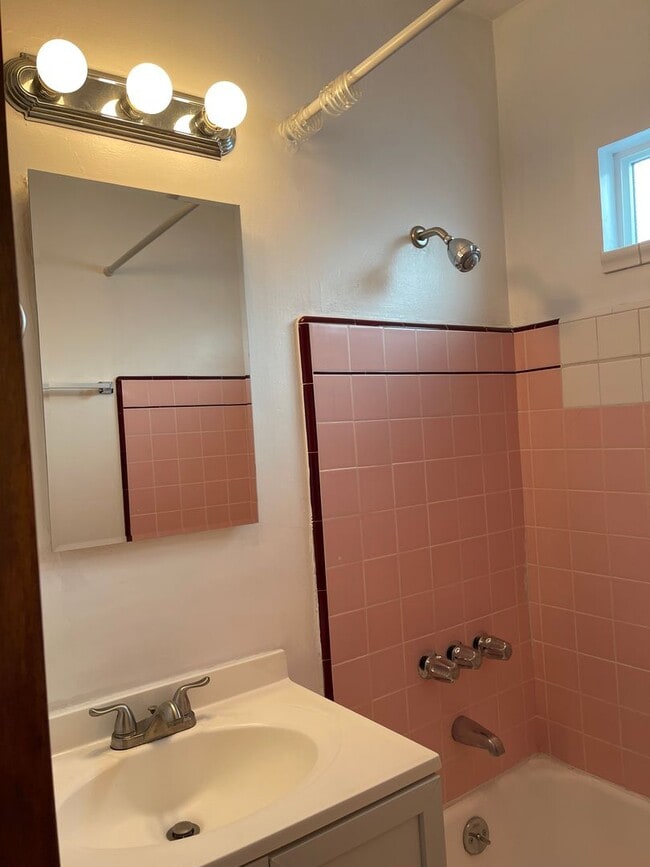 Building Photo - Large 1 Bedroom 1 Bath in Charming Los Feliz Unit 2