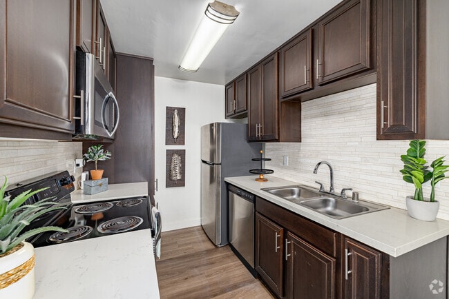 1BR, 1BA - 700SF - Kitchen - Creekside Meadows