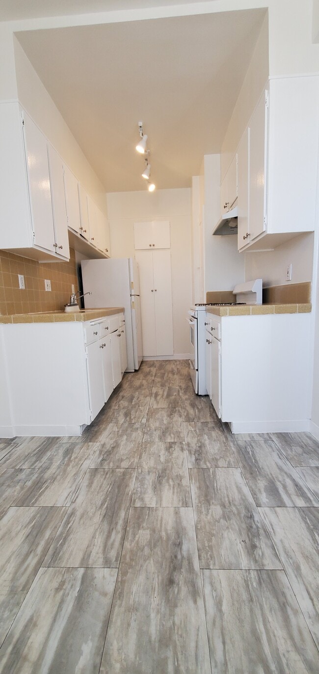 Photo - 840 S Serrano Ave