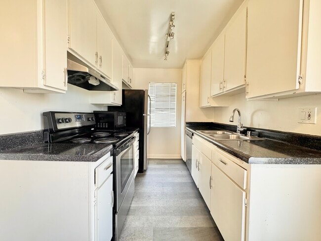 Building Photo - 3555 San Marino St Unit 206 Rental