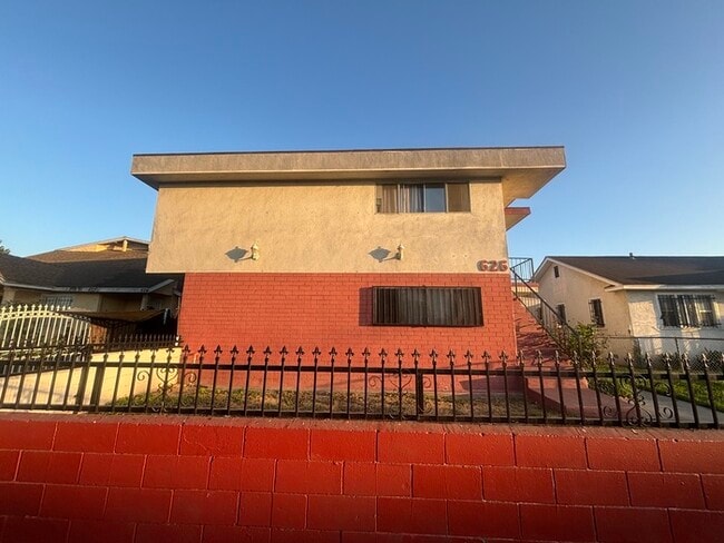 Photo - 626 W 75th St